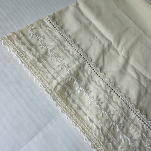 Vintage JC Penney Standard Pillowcase Embroidery Vine Cream Ivory Bed Linen - Picture 6 of 11